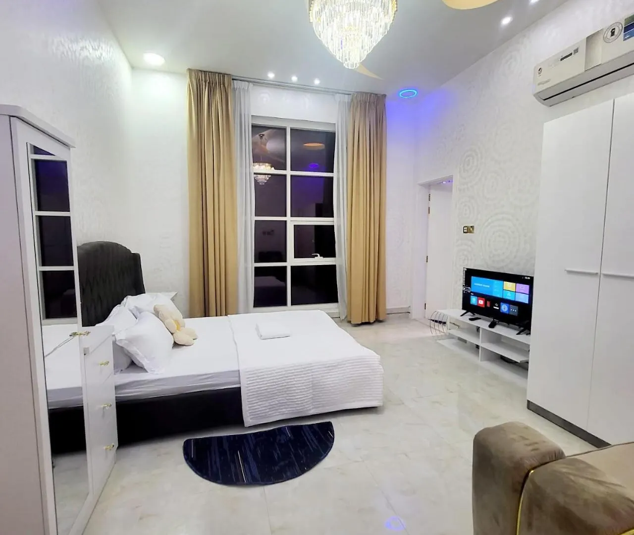 Luxury 6 Bedrooms Villa With Private Swimming Pool アジュマーン